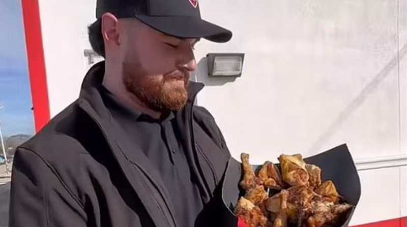 Un restaurante ofrece ramos de pollo asado. Foto: Captura del video