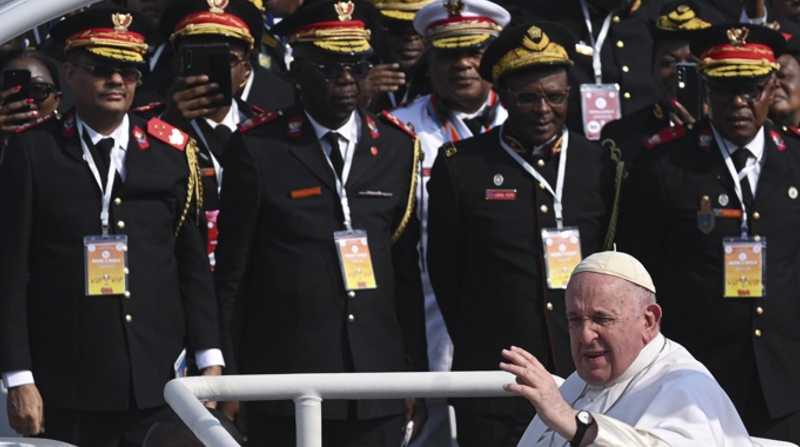 El papa Francisco saluda a su llegada al recinto del Aeropuerto Ndolo, de Kinsasa, para ofrecer una multitudinaria misa este miércoles 1 de febrero. Foto: EFE/ CIRO FUSCO
