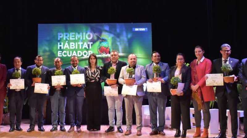 Los representantes de los proyectos durante la premiación. Foto: Cortesía Twitter Miduvi