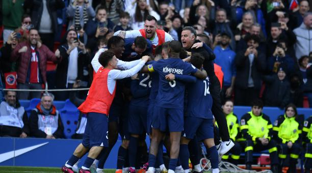 Jugadores del Paris Saint-Germain celebrando el gol de Lionel Messi que sirvió para ganar el partido. Foto: Twittter @PSG_espanol.