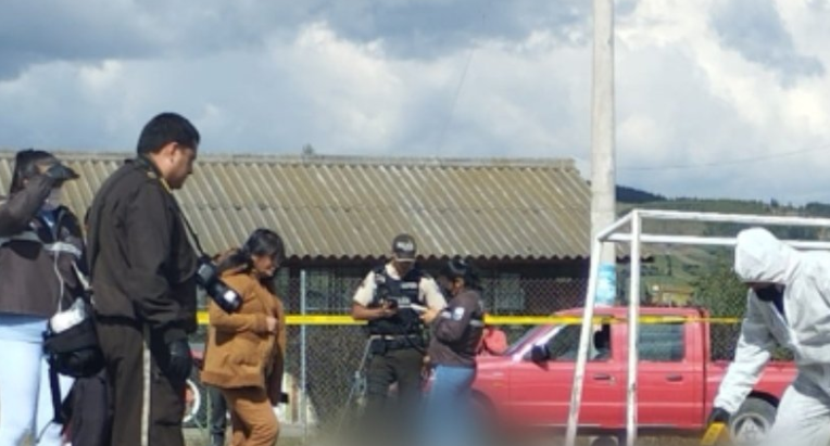 Personal de Criminalística acudió a Plancha Loma para levantar los cuerpos calcinados. Foto: Policía