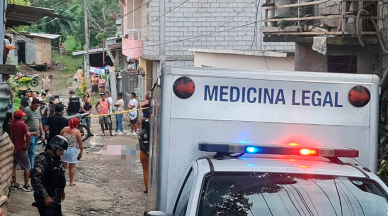 Medicina Legal llegó al sitio para el levantamiento del cadáver. Foto: El Diario de Manabí