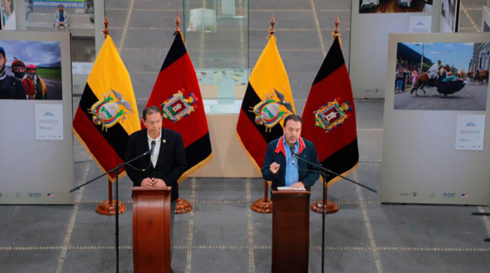 Santiago Guarderas y Pabel Muñoz en una rueda de prensa desde el Palacio Municipal. Foto: Julio Estrella / EL COMERCIO