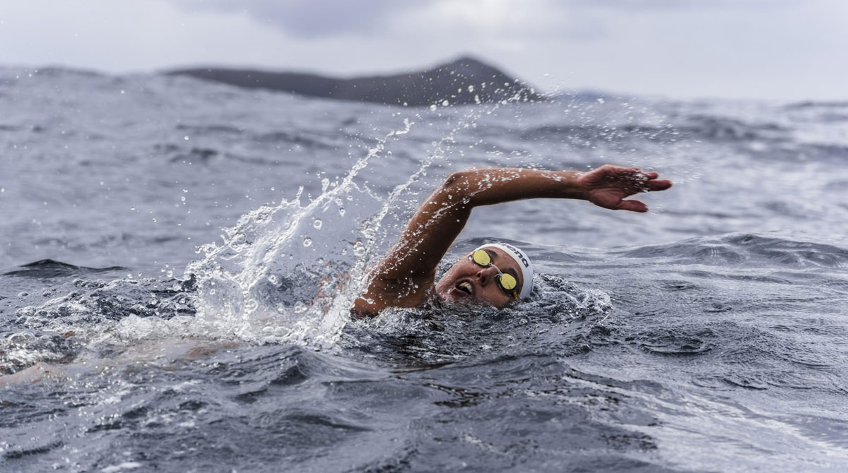 Fotografía cedida por la Organización PEW en la que se ve a la nadadora Barbara Hernández durante una travesía en aguas frías en el mar. Foto: EFE