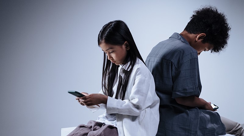 Niños y adolescentes son atrapados por los retos virales debido al deseo de aceptación. Estos desafíos de las redes sociales pueden dejar secuelas. Imagen: Pexels.