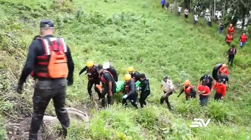 Organismos de rescate hallaron uno de los cuerpos atrapado en unas piedras. Foto: Captura de video Ecuavisa