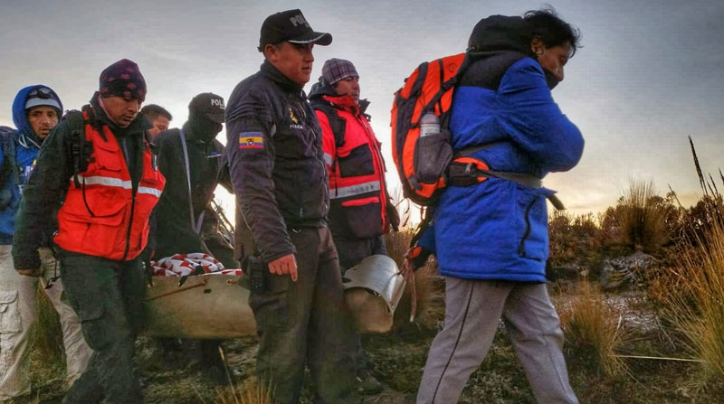 Un equipo de los Bomberos del cantón Mejía y Policías rescataron a la mujer herida, que cayó en el sector del volcán Sincholagua. Foto: Cortesía Cuerpo de Bomberos del cantón Mejía