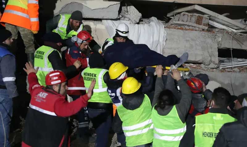 Tras el rescate, el padre y su hija fueron llevados a un hospital después de recibir primeros auxilios. Foto: Ministerio del Interior turco