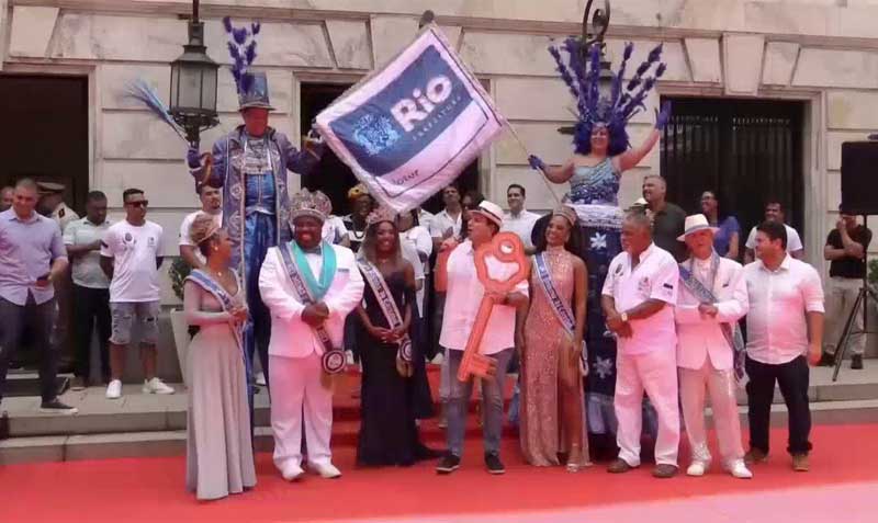 El Rey Momo recibió las llaves de la ciudad de Río de Janeiro para dar inicio a la mayor fiesta del país. Foto: EFE