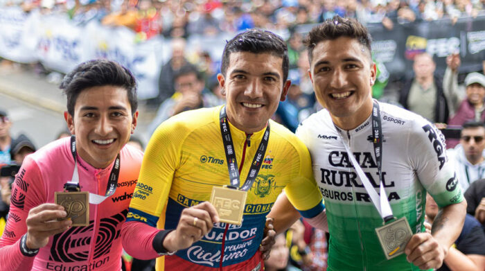 Richard Carapaz es el actual campeón nacional de Ecuador. En el podio, en el Nacional realizado el 12 de febrero del 2023, lo acompañaron los primos Alexander (izq.) y Jefferson Cepeda. Foto: @EFprocycling