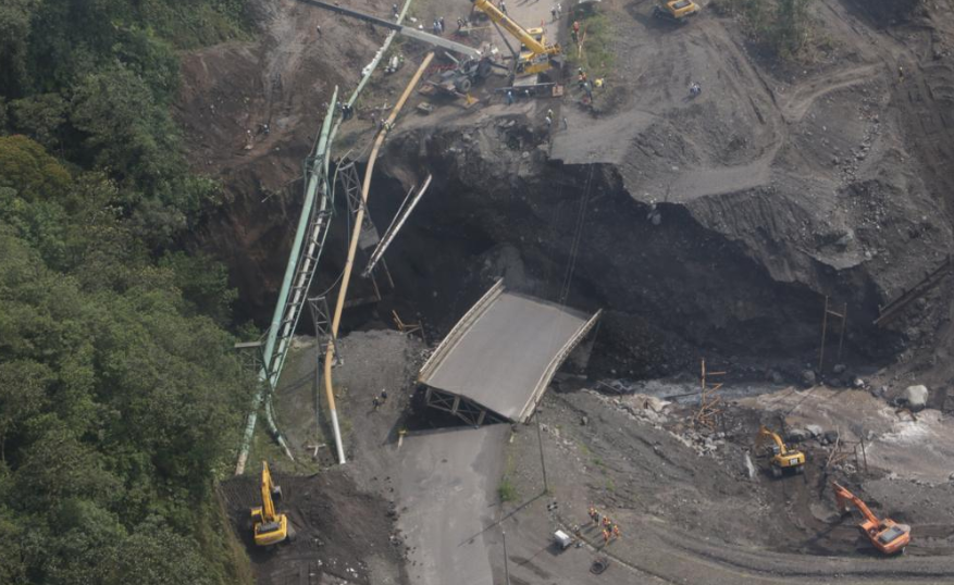 El pasado 22 de febrero del 2023 se cayó el puente sobre el río Marker, complicando más l conectividad de la zona. Foto: Cortesía Petroecuador