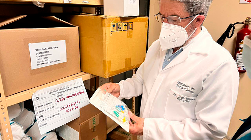 El ministro de Salud durante una visita al Hospital de Infectología Dr. José Daniel Rodríguez Maridueña. Foto: Ministerio de Salud