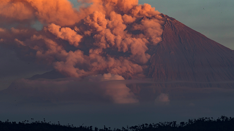 Imagen referencial. Vista del volcán Sangay desde el Parque Nacional Sangay, en la provincia de Morona Santiago, en una fotografía de archivo. Foto: Archivo / EFE