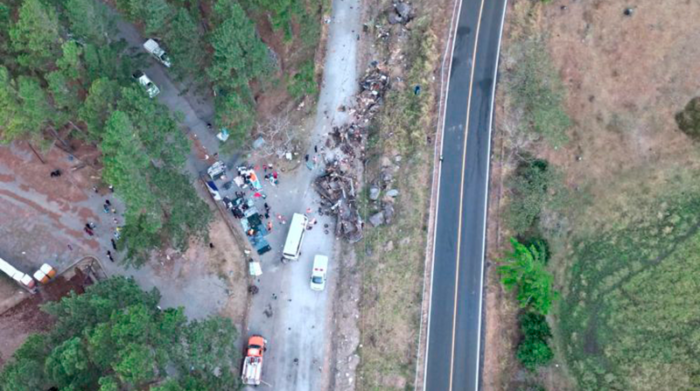 El siniestro ocurrió cuando un bus, que transportaba a 60 migrantes, cayó a un abismo en el área de Gualaca, Panamá. Foto: EFE / Noticias Chiricanas