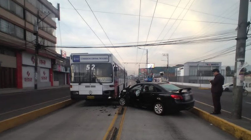 El auto particular impactó el Trolebús, al invadir el carril exclusivo en el sector de El Recreo. Foto: Twitter AMT