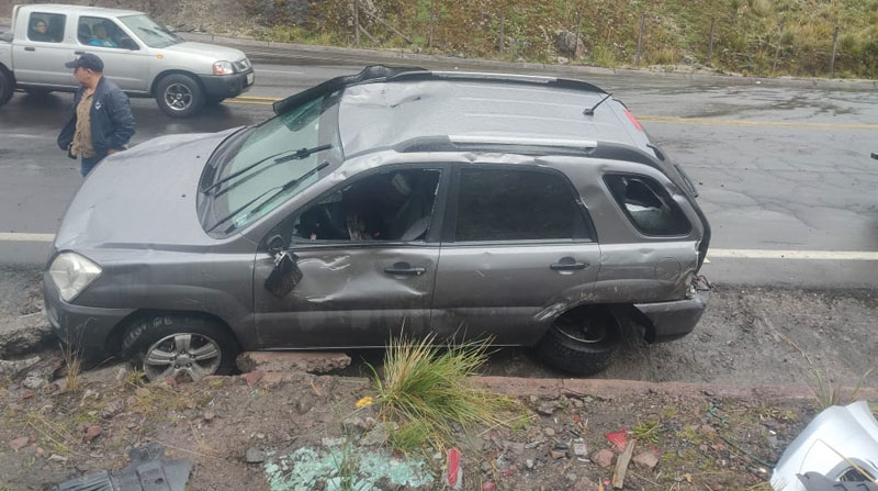 Pedazos del vehículo quedaron a un costado de la vía Papallacta, luego de que el automotor perdiera pista. Foto: Twitter Bomberos Quito