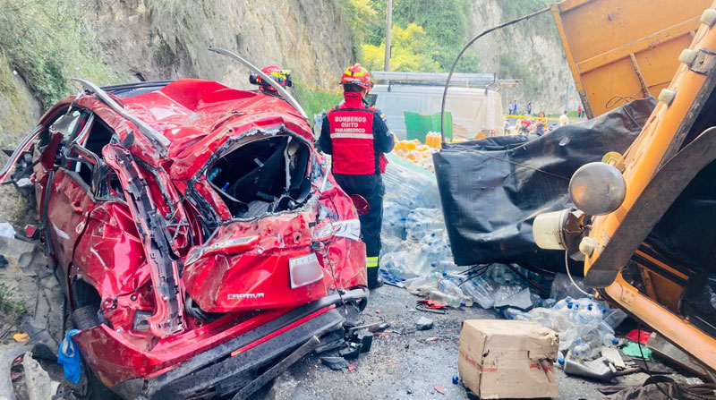 Los Bomberos realizaron labores de extricación para rescatar a dos personas que quedaron atrapadas en uno de los vehículos afectados por el siniestro múltiple en la av. Simón Bolívar. Foto: Twitter Bomberos Quito