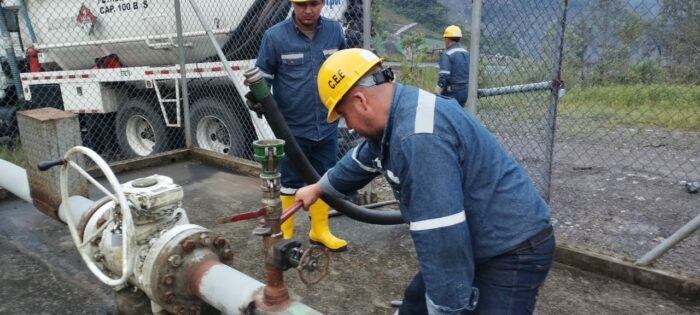Técnicos de Petroecuador drenaron la nafta (gasolina) del poliducto para evitar derrames en la zona. Foto: Cortesía Petroecuador.