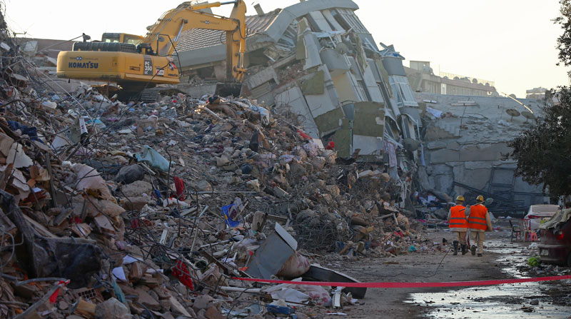 Rescatistas no pierden la esperanza de hallar con vida a más personas, luego de los terremotos en Turquía. Foto: EFE