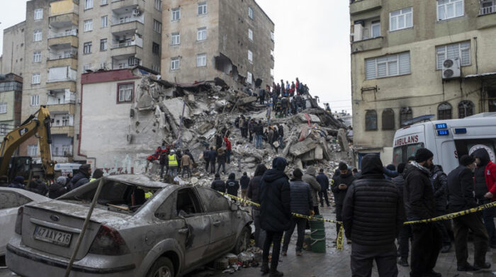 Las autoridades temen que la cifra de fallecidos aumente drásticamente por las miles de personas que están desaparecidas, luego del terremoto en Turquía. Foto: EFE
