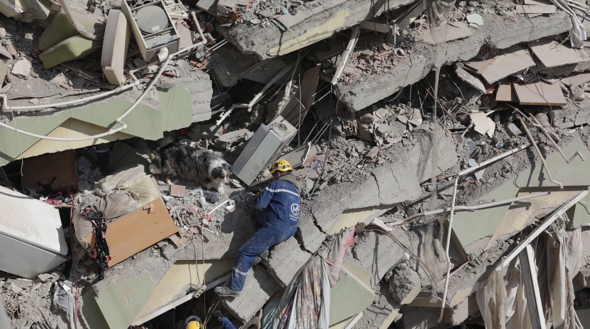 El equipo de rescate francés Corps Mondial de Secours con su perro de búsqueda busca supervivientes del terremoto entre los escombros de un edificio derrumbado en Kahramanmaras, Turquía, el 11 de febrero de 2023. Foto: EFE