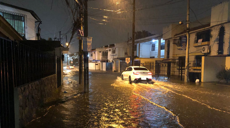 La caída del rayo se registró durante una tormenta eléctrica que se presentó en Daule y Guayaquil. Foto: Enrique Pesantes/ EL COMERCIO