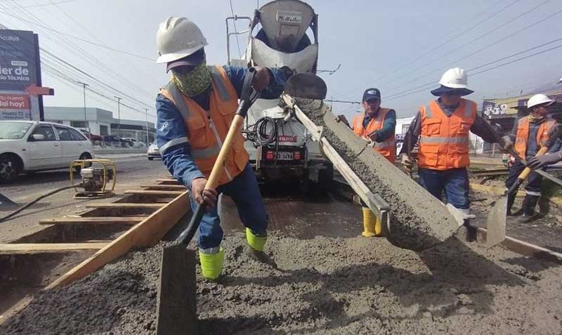 Los trabajos se realizan en los cuatro carriles centrales de la avenida 10 de Agosto, desde el intercambiador de El Labrador. Foto: Quito Informa