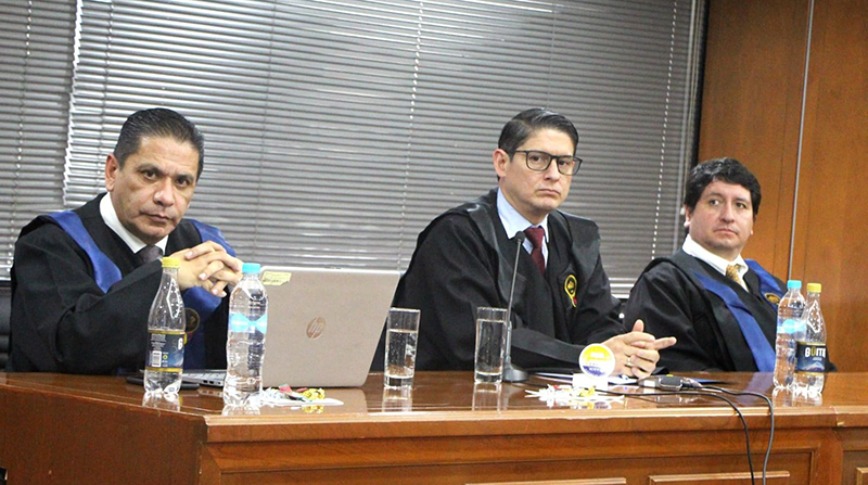 Walter Macías (centro), quien es el juez ponente, detallará las pruebas presentadas durante el juicio y dará a conocer el análisis realizado por el Tribunal. Foto: Corte Nacional de Justicia