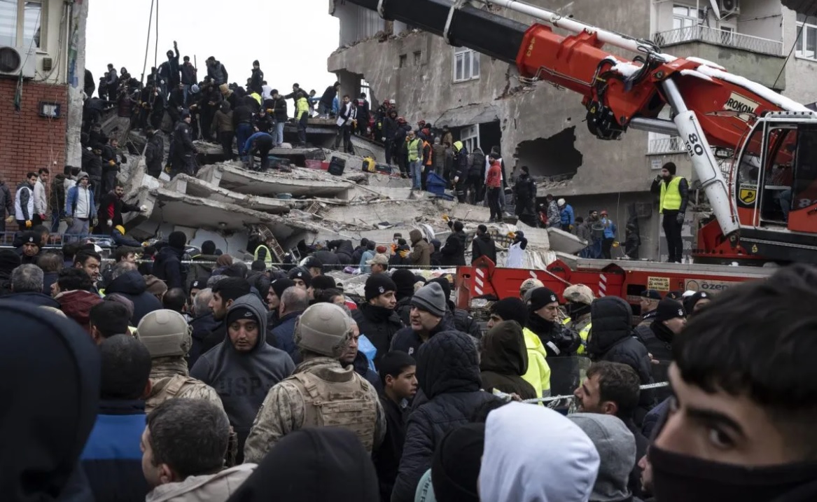Equipos de rescate trabajan en uno de los edificios derrumbados en la ciudad turca de Diyarbakir, después del terremoto. Foto: EFE