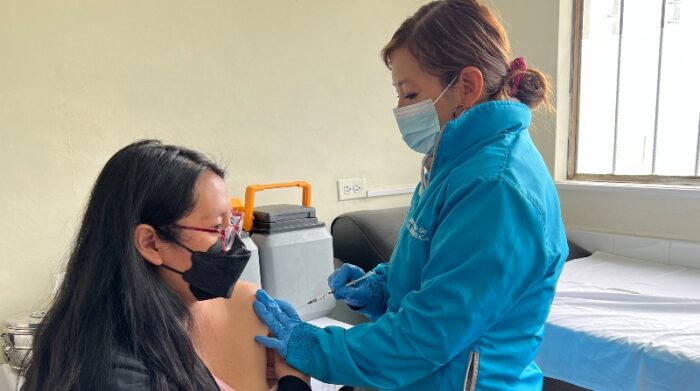 En el Centro de Salud San Vicente de Las Casas se aplican dosis conta el covid y la influenza. Foto: Ana Guerrero/El Comercio
