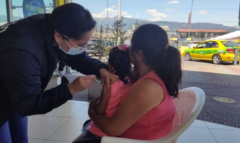 A la población desde los 3 años se coloca la vacuna contra el covid-19. Foto: Quito Informa