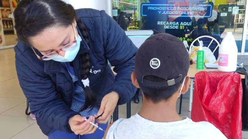 La vacunación contra el covid-19 e influenza continúa en Quito. Foto: Cortesía Facebook Secretaría de Salud Quito