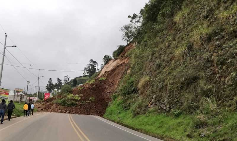 Un deslizamiento de tierra en el sector conocido como Casual provocó el cierre de la vía Colta -Alausí - Chunchi. Foto: ECU 911 Riobamba