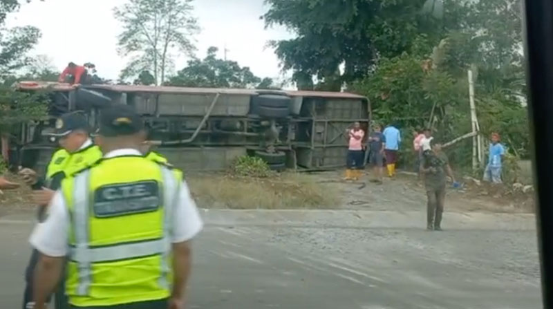 Cuatro fallecidos y 20 heridos dejó el volcamiento de un bus interprovincial en Quinindé, Esmeraldas. Foto: Cortesía ECU 911