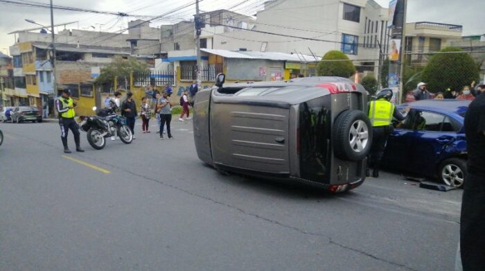 Un choque ente dos vehículos dejó a uno de ellos volcado en el sur de Quito. Foto: AMT