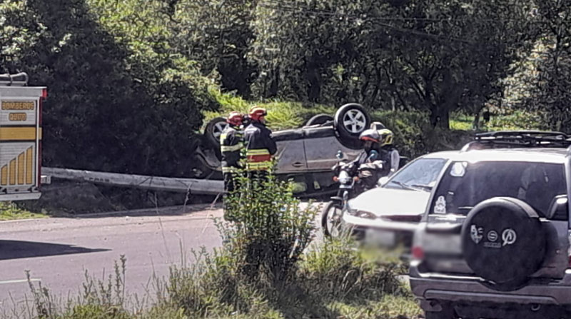 El auto se volcó en Tambillo y quedó sobre la cuneta de la av. Panamericana Sur. Foto: ECU 911