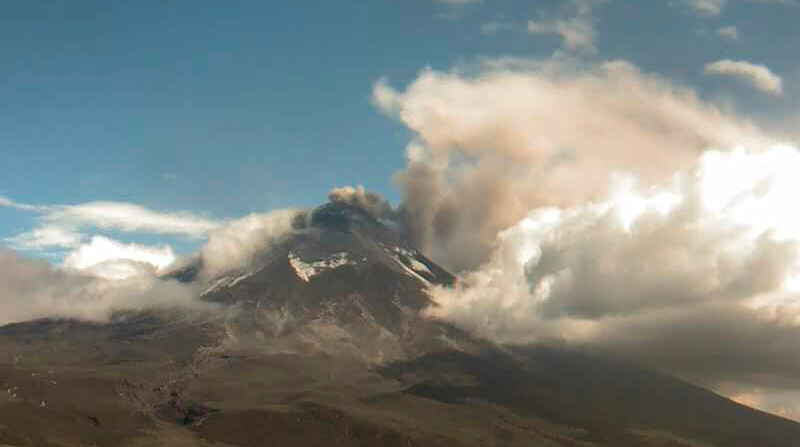 Vista del volcán Cotopaxi a las 14:30 de este martes 28 de febrero del 2023. Foto: Instituto Geofísico