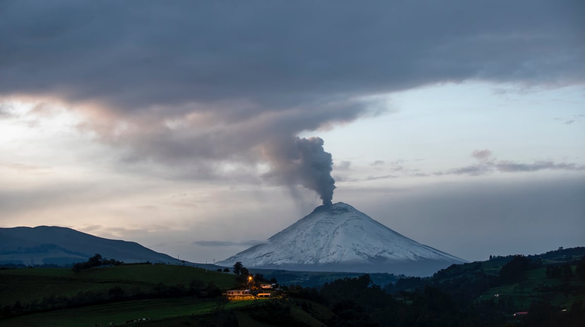 Fotografía del volcán Cotopaxi, con una fumarola de gas y ceniza, en una fotografía de archivo. Foto: EFE