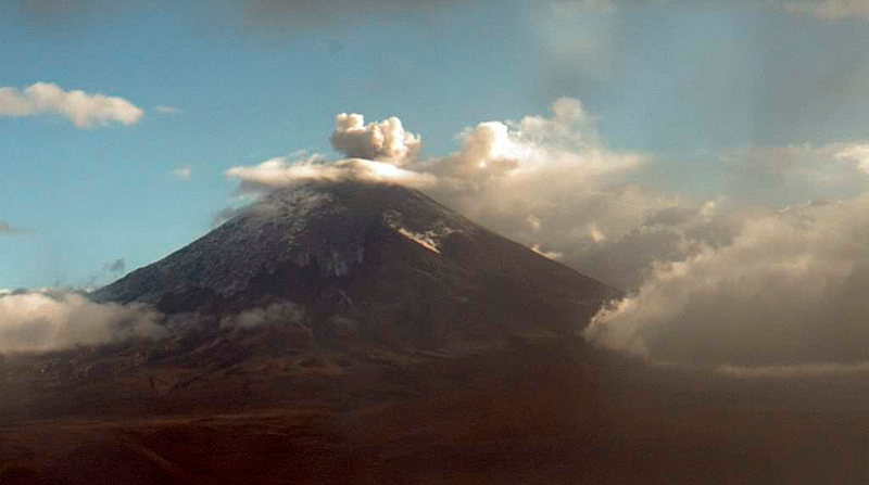 Vista del volcán Cotopaxi a las 17:26 de este lunes 13 de febrero del 2023. Foto: Instituto Geofísico