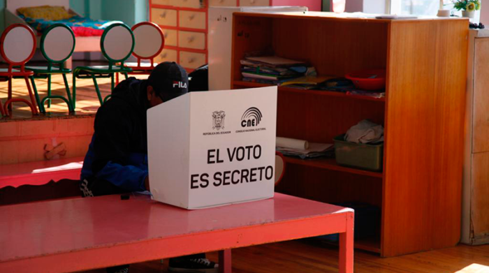 Las votaciones empezaron a las 07:00 y terminan a las 17:00 de este 5 de febrero. Foto: Patricio Terán / EL COMERCIO