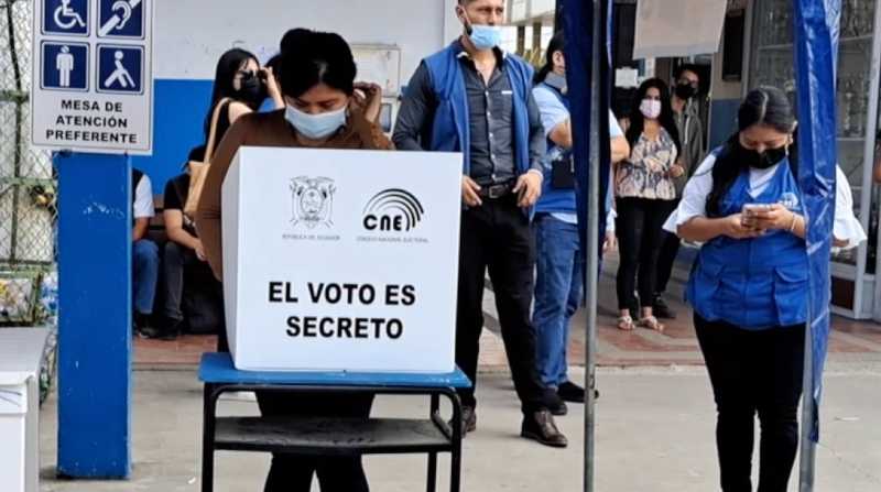Miles de ecuatorianos ejercieron su derecho al voto en la jornada del domingo. Foto: EL COMERCIO