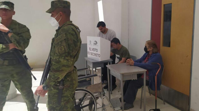 El voto asistido lo ejercieron las personas con discapacidad en Ecuador. Foto: EL COMERCIO