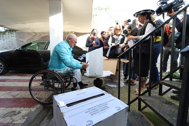 Las personas con discapacidad tienen voto facultativo en Ecuador. El programa Voto en Casa les ayuda a sufragar si lo desean. Foto: CNE