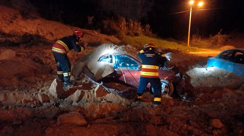 Bomberos verifican si hay personas atrapadas en los vehículos. Foto: Bomberos Quito