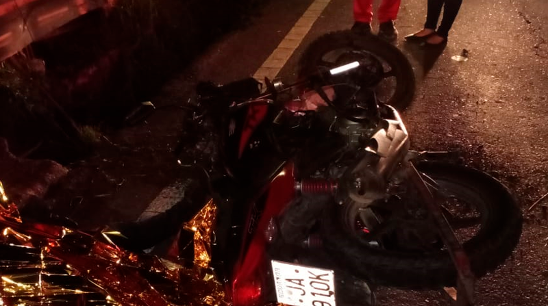 El motociclista terminó tumbado en la calzada. Foto: Bomberos Mejía