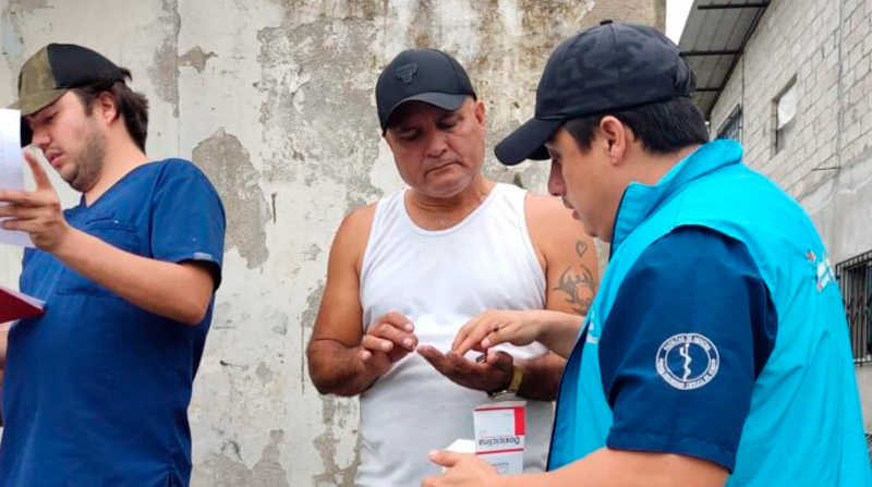 Brigadas sanitarias entregan medicina en en los tres barrios vigilados por casos de leptospirosis en Santo Domingo de los Tsáchilas. Foto: Cortesía.
