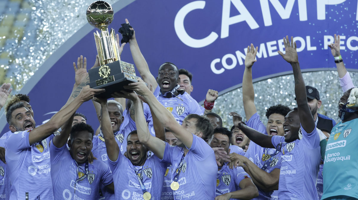 Jugadores del Independiente del Valle festejan el título de la Recopa Sudamericana el 28 de febrero del 2023. Foto: EFE