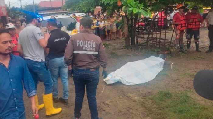Agentes de criminalística realizaron el levantamiento del cadáver. Foto: El Diario