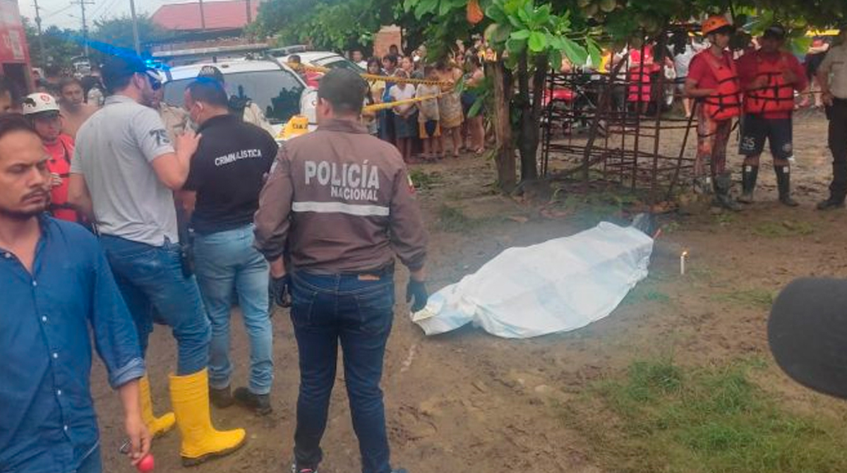 Agentes de criminalística realizaron el levantamiento del cadáver. Foto: El Diario