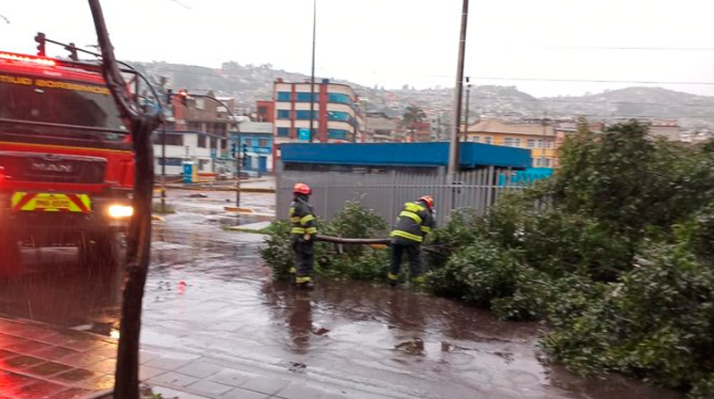 El Cuerpo de Bomberos de Quito se encuentra trabajando en la zona. Foto: Twitter @BomberosQuito
